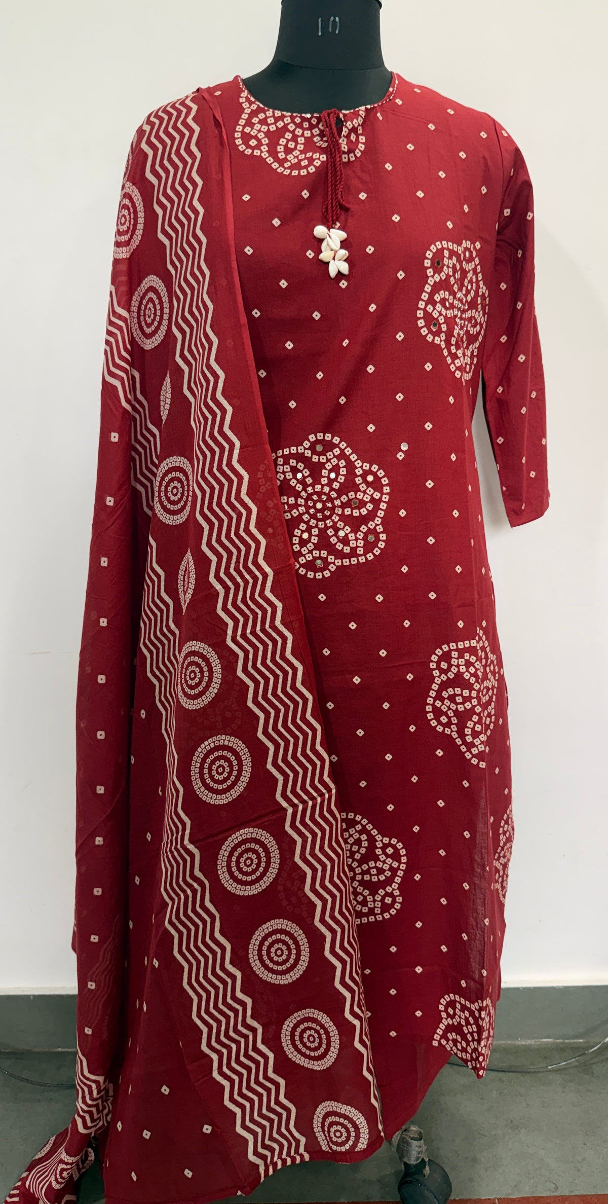 MAROON BANDHANI PRINT PURE COTTON 3 PC SET WITH MALMAL DUPATTA